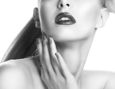 Kırmızı dudaklar ve mavi oje ile kadın portresi kısmi görünümü