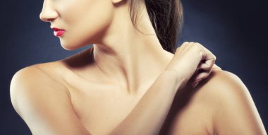 Koyu arka plan üzerinde doğal makyaj ile kadın portresi 