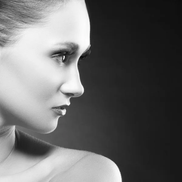 Retrato Mujer Con Maquillaje Natural Sobre Fondo Oscuro — Foto de Stock