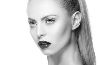 Karanlık dudakları ve beyaz arka plan üzerinde tırnak cilası ile kadın portresi