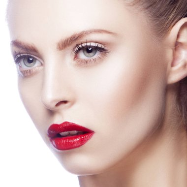 Modern kırmızı dudaklar makyaj ile kadın portresi