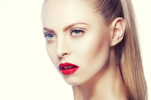 Retrato Mulher Com Maquiagem Moderna Lábios Vermelhos — Fotografia de Stock