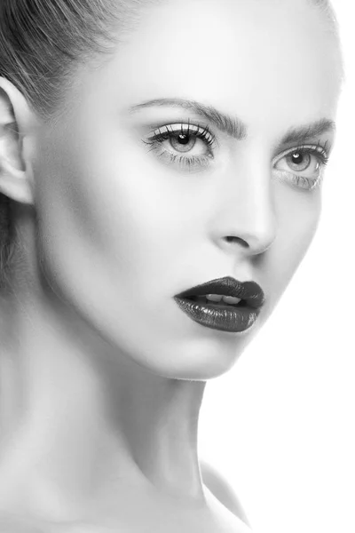 Retrato Mulher Com Lábios Escuros Esmalte Fundo Branco — Fotografia de Stock