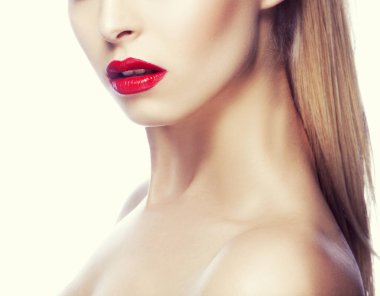 Modern kırmızı dudaklar makyaj ile kadın portresi kısmi görünümü