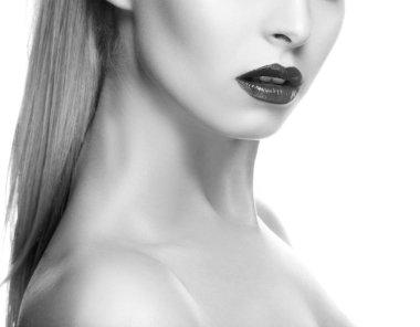 Modern kırmızı dudaklar makyaj ile kadın portresi kısmi görünümü