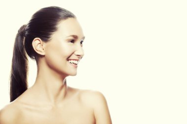 Beyaz arka plan üzerinde izole doğal makyaj ile genç gülümseyen kadın portresi