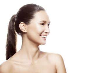 Beyaz arka plan üzerinde izole doğal makyaj ile genç gülümseyen kadın portresi