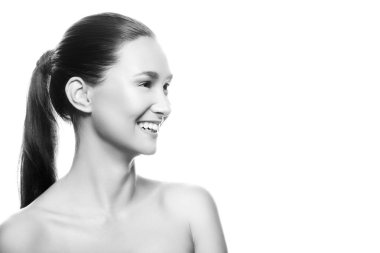 Beyaz arka plan üzerinde izole doğal makyaj ile genç gülümseyen kadın portresi