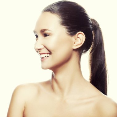 Beyaz arka plan üzerinde izole doğal makyaj ile genç gülümseyen kadın portresi