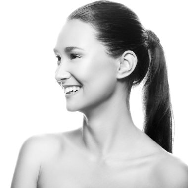 Beyaz arka plan üzerinde izole doğal makyaj ile genç gülümseyen kadın portresi