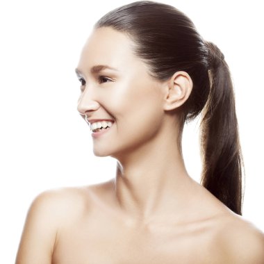 Beyaz arka plan üzerinde izole doğal makyaj ile genç gülümseyen kadın portresi