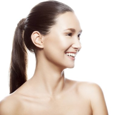 Beyaz arka plan üzerinde izole doğal makyaj ile genç gülümseyen kadın portresi