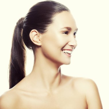 Beyaz arka plan üzerinde izole doğal makyaj ile genç gülümseyen kadın portresi