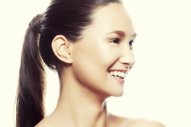 Beyaz arka plan üzerinde izole doğal makyaj ile genç gülümseyen kadın portresi