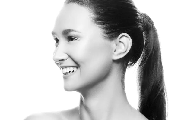 Портрет Молодої Усміхненої Жінки Натуральним Макіяжем Ізольовано Білому Тлі — стокове фото