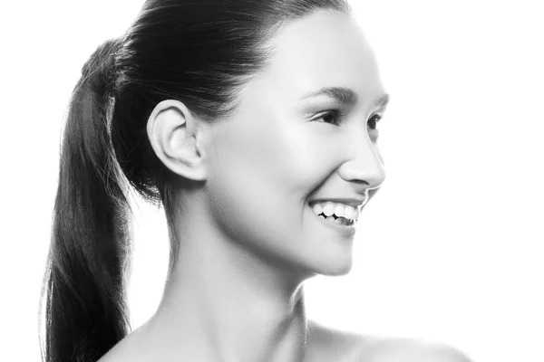 Portret Młodej Kobiety Uśmiechający Się Naturalny Makijaż Białym Tle — Zdjęcie stockowe