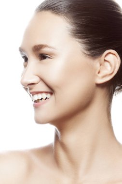 Beyaz arka plan üzerinde izole doğal makyaj ile genç gülümseyen kadın portresi