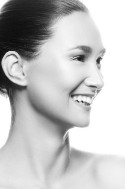 Beyaz arka plan üzerinde izole doğal makyaj ile genç gülümseyen kadın portresi