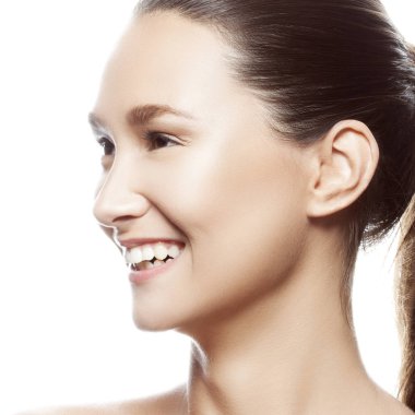 Beyaz arka plan üzerinde izole doğal makyaj ile genç gülümseyen kadın portresi