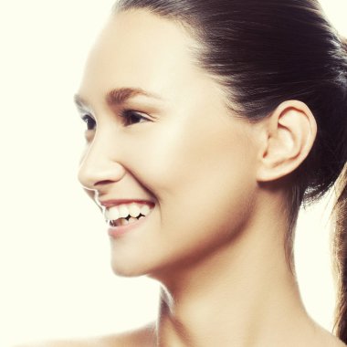 Beyaz arka plan üzerinde izole doğal makyaj ile genç gülümseyen kadın portresi