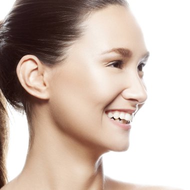 Beyaz arka plan üzerinde izole doğal makyaj ile genç gülümseyen kadın portresi