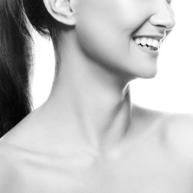 Kadın portre beyaz arka plan üzerinde gülümseyen kısmi görünümü