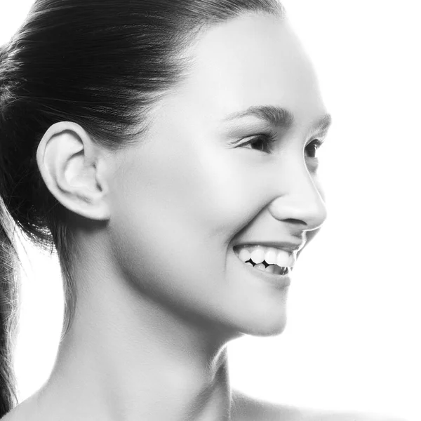 Beyaz arka plan üzerinde izole doğal makyaj ile genç gülümseyen kadın portresi