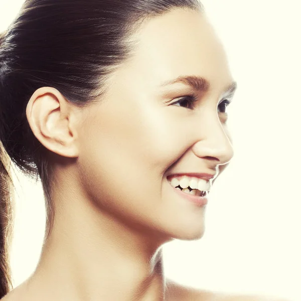 Beyaz arka plan üzerinde izole doğal makyaj ile genç gülümseyen kadın portresi