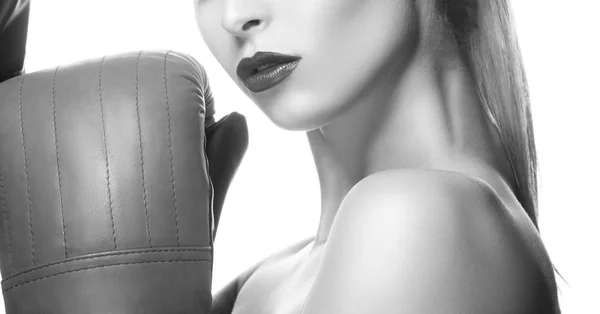 Обрезанный Портрет Модели Темными Губами Макияж Боксерские Перчатки Белом Фоне — стоковое фото