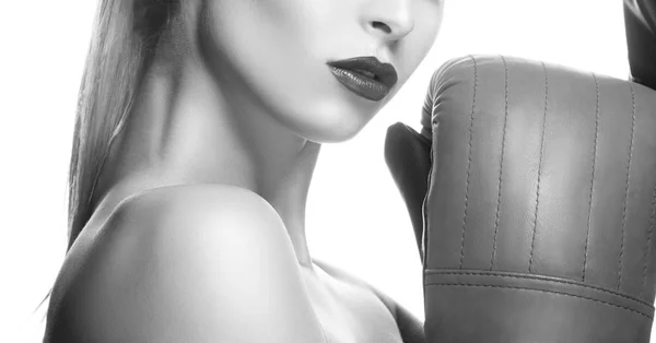 Przycięte Portret Moda Model Makijażu Ciemne Usta Rękawice Bokserskie Białym — Zdjęcie stockowe