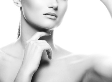 Beyaz arka plan üzerinde doğal makyaj ile genç kadın portresi