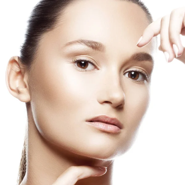 Retrato Mujer Joven Con Maquillaje Natural Sobre Fondo Blanco —  Fotos de Stock