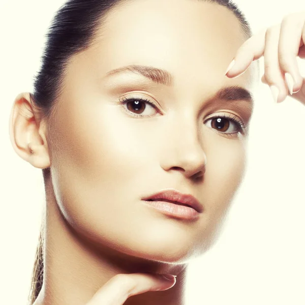 Retrato Mujer Joven Con Maquillaje Natural Sobre Fondo Blanco —  Fotos de Stock