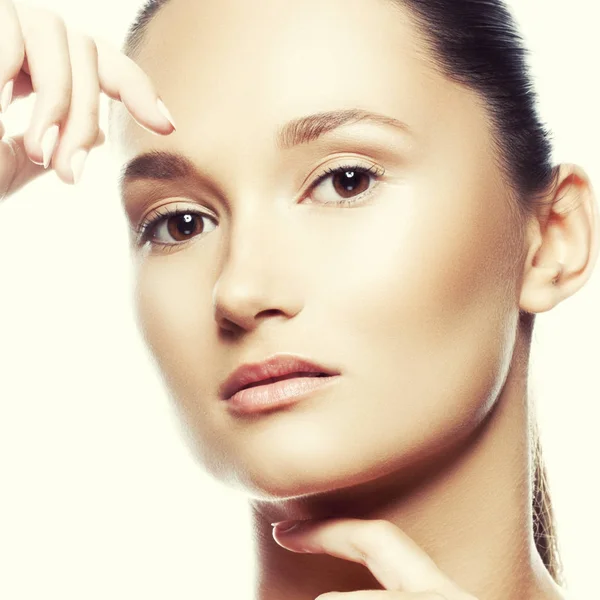 Retrato Mujer Joven Con Maquillaje Natural Sobre Fondo Blanco —  Fotos de Stock