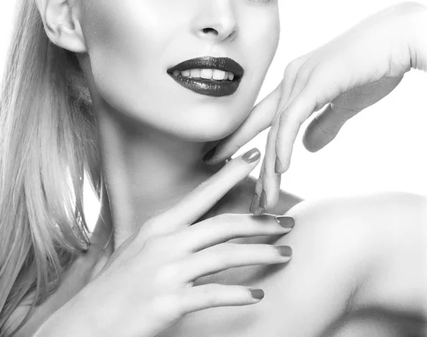 Ritratto Ritagliato Donna Con Labbra Scure Smalto Sfondo Bianco — Foto Stock