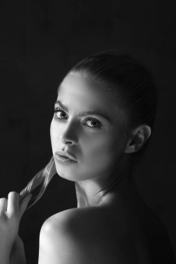 Genç sarışın model siyah arka plan üzerine poz tek renkli portresi