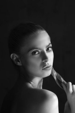 Genç sarışın model siyah arka plan üzerine poz tek renkli portresi