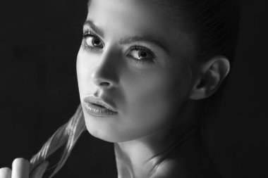 Genç sarışın model siyah arka plan üzerine poz tek renkli portresi