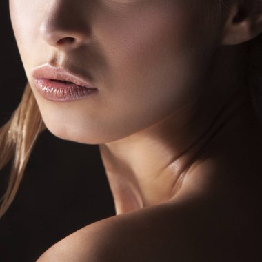 Genç model siyah arka plan üzerine doğal makyaj ile portresi görünümü Kapat