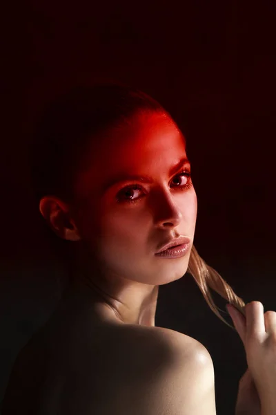 Blonde Vrouw Met Natuurlijke Make Poseren Rood Licht Zwarte Achtergrond — Stockfoto