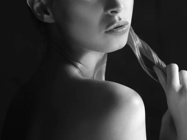 Przycięte Portret Model Młody Naturalny Makijaż Czarnym Tle Trybie Monochromatycznym — Zdjęcie stockowe