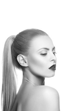 Karanlık dudakları ve beyaz arka plan üzerinde tırnak cilası ile kadın portresi