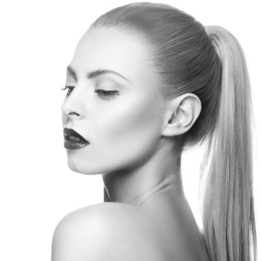 Karanlık dudakları ve beyaz arka plan üzerinde tırnak cilası ile kadın portresi