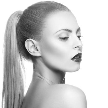 Karanlık dudakları ve beyaz arka plan üzerinde tırnak cilası ile kadın portresi