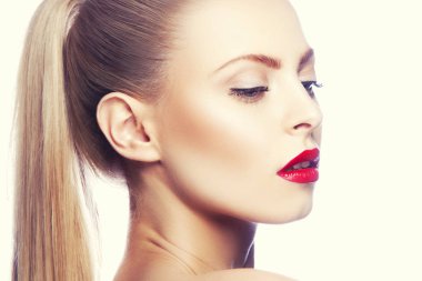 Modern kırmızı dudaklar makyaj ile kadın portresi