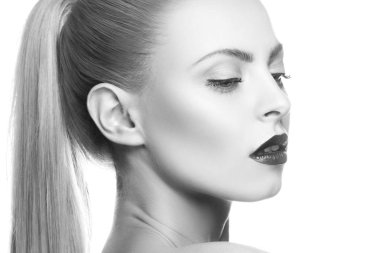 Karanlık dudakları ve beyaz arka plan üzerinde tırnak cilası ile kadın portresi