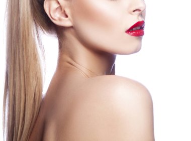 Modern kırmızı dudaklar makyaj ile kadın portresi kısmi görünümü