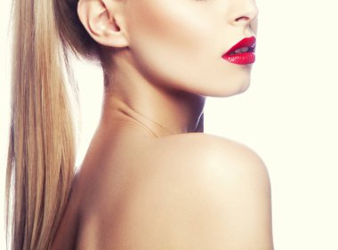 Modern kırmızı dudaklar makyaj ile kadın portresi kısmi görünümü