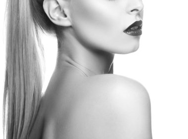 Modern kırmızı dudaklar makyaj ile kadın portresi kısmi görünümü