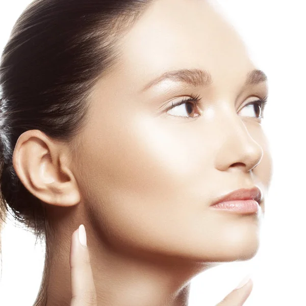 Retrato Mujer Joven Con Maquillaje Natural Sobre Fondo Blanco — Foto de Stock